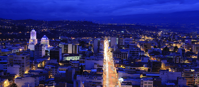 Ciudad de Ambato por la noche