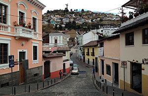 Calle de Quito con vistas al Panecillo y su virgen alada