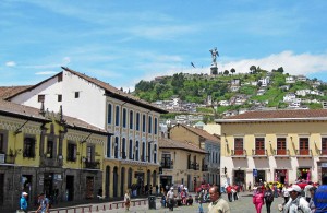 Centre historique de Quito avec la vierge de Panecillo