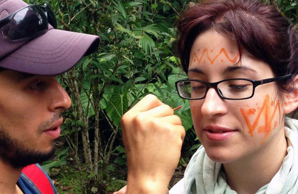 En la amazonía de Ecuador se suelen pintar las caras con achiote para ciertas celebraciones