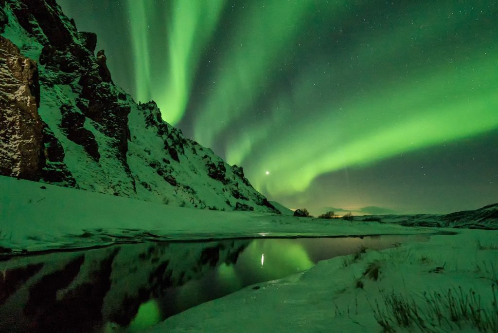 las auroras boreales son luagres ideales para visitar en invierno