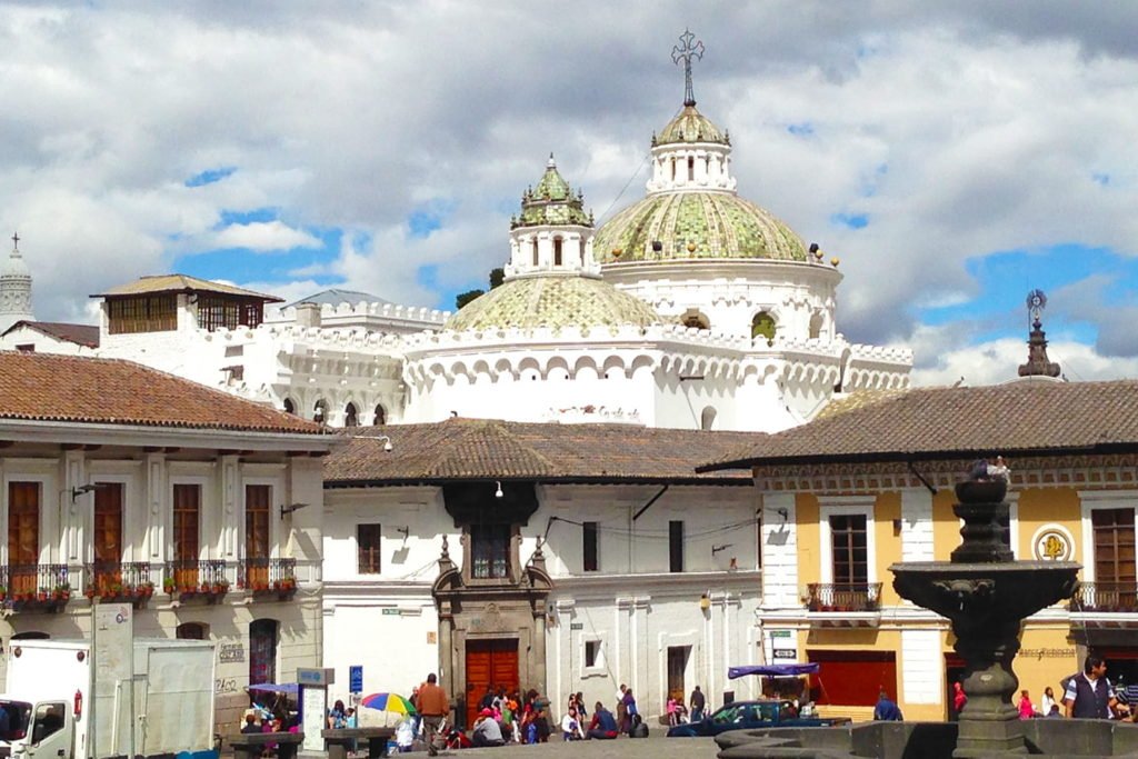 Visite de l'église Compañía de Jesus, vue sur les dômes de la Plaza de San Francisco